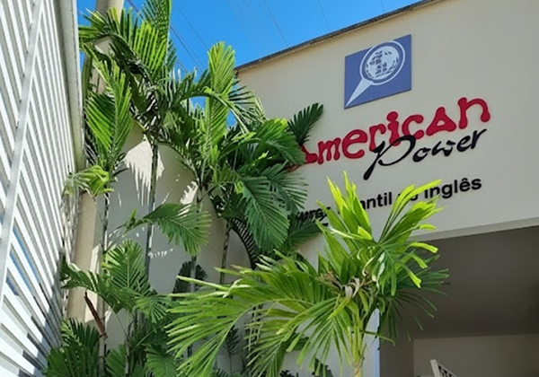 Crianças aprendendo inglês