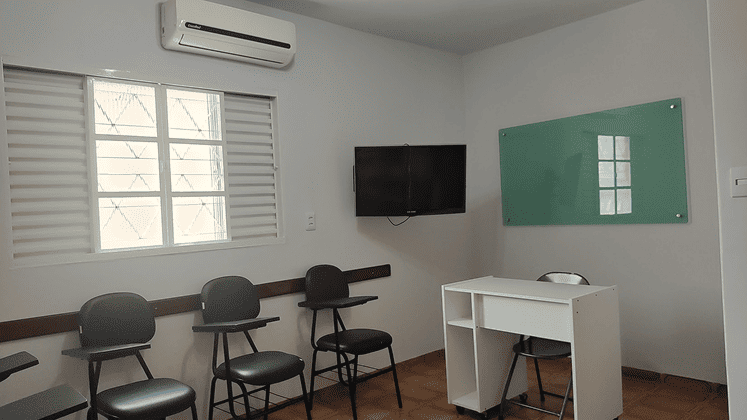 Sala de aula moderna e equipada da American Power